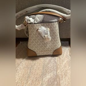 New MK bag 
Size: XS conv bckt xbody

Original price $258